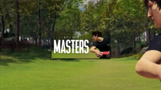 Disc Golf Masters, jeu de simulation de disc golf sur PC – personnage tenant un disque rouge sur un parcours verdoyant avec le logo du jeu au centre