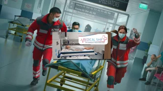 Médecin prodiguant des soins à un patient dans une salle d’urgences avec du matériel médical