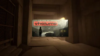 Logo VHOLUME affiché sur fond de couloir en béton brutaliste avec un personnage face à des escaliers extérieurs